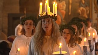 Eine Lucia-Darstellerin mit Kerzenkrone