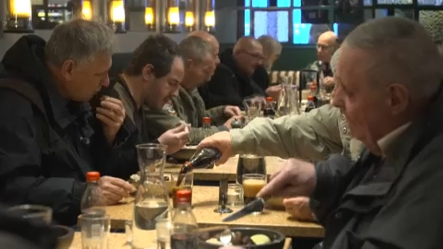 Cena de Navidad caritativa en un restaurante de la estación central de Estocolmo, capital de Suecia, para personas sin hogar.