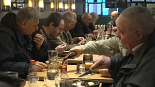 Cena de Navidad caritativa en un restaurante de la estación central de Estocolmo, capital de Suecia, para personas sin hogar.
