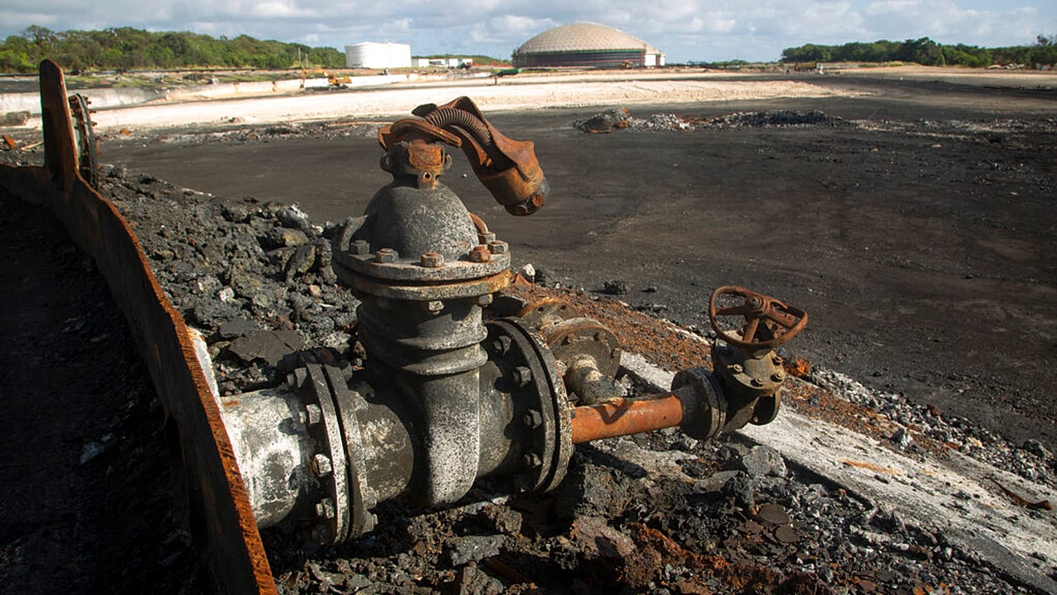 Zona afectada por el incendio en la base de supertanques de Matanzas