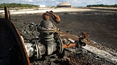 Zona afectada por el incendio en la base de supertanques de Matanzas