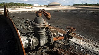 Zona afectada por el incendio en la base de supertanques de Matanzas