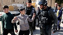 جندي إسرائيلي يمسك بطفل فلسطيني في محيط الحرم الإبراهيمي. 2022/02/28