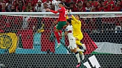 المغربي يوسف النصيري  يسدد الكرة برأسه إلى المرمى البرتغالي. 2022/12/10