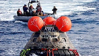 La capsule Orion dans l'océan Pacifique