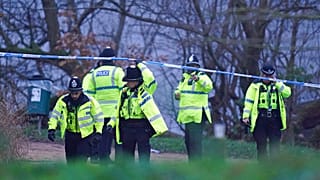 Polícias no local da tragédia, em Solihull