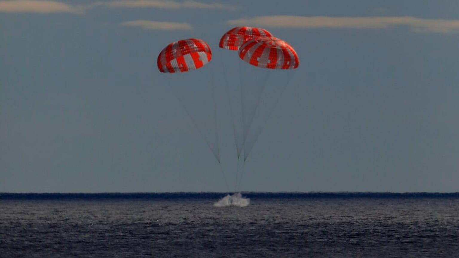 Amerizaje en el Océano Pacífico de la cápsula Orión tras 25 días de la misión Artemis I de la NASA.