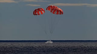 Vízre ér az Orion-kapszula