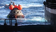 Подъём капсулы корабля "Орион" после приводнения в Тихом Океане