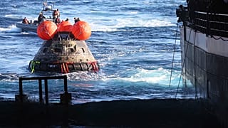 Подъём капсулы корабля "Орион" после приводнения в Тихом Океане