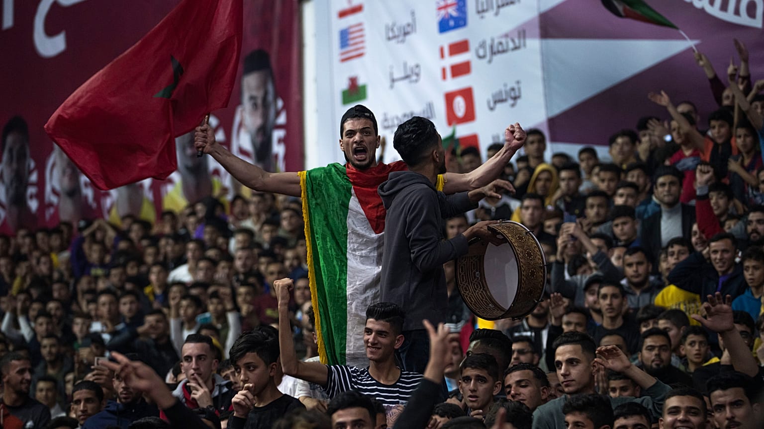 العلم الفلسطيني حاضر في مونديال قطر