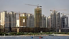 برج‌های مسکونی در حال ساخت در اطراف دریاچه مصنوعی چیتگر در سال ۲۰۱۹