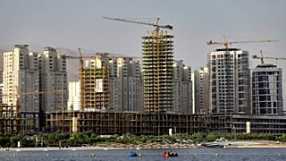 برج‌های مسکونی در حال ساخت در اطراف دریاچه مصنوعی چیتگر در سال ۲۰۱۹