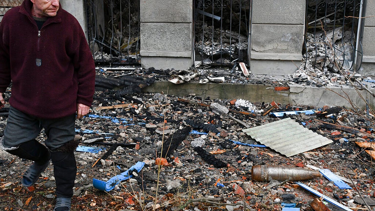 Ein Mann geht an einer nicht explodierten Granate im ukrainischen Bachmut vorbei