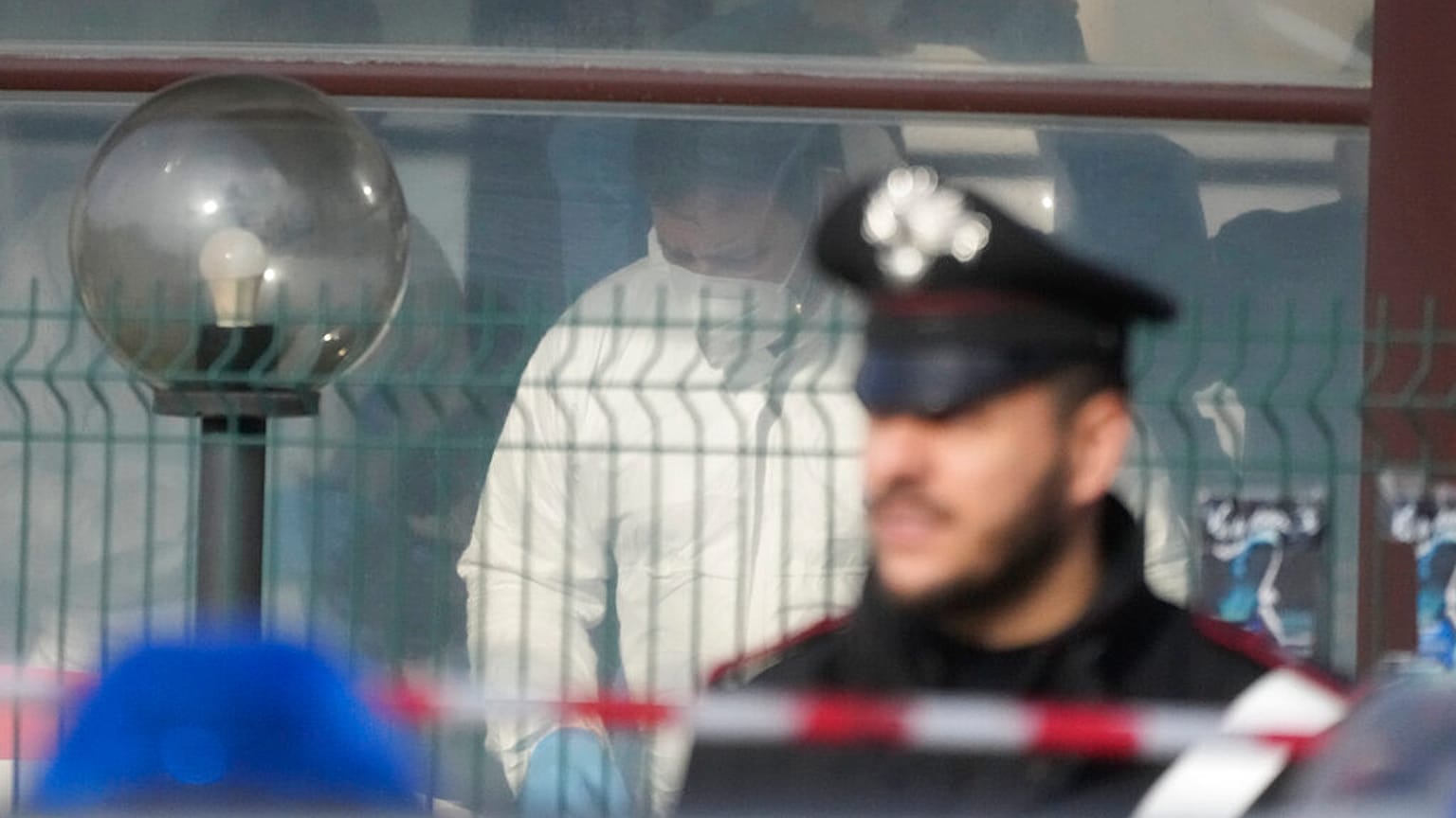 Bűnügyi helyszínelők végzik a dolgukat a római bárban, ahol a lövöldözés történ - a helyszínt rendőri felügyelet alatt tartják