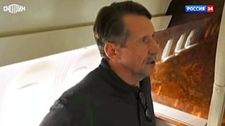 Ο Ρώσος Βίκτορ Μπουτ σε ρωσικό αεροπλάνο μετά την ανταλλαγή, στο αεροδρόμιο του Άμπου Ντάμπι, Ηνωμένα Αραβικά Εμιράτα.