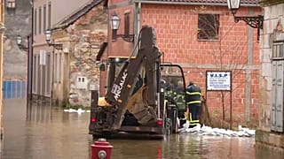 Rua inundada em Kostajnica, na Croácia