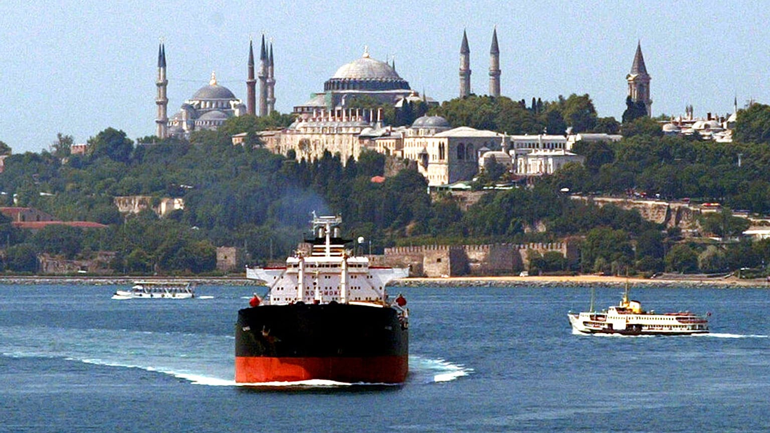 Boğaz'dan geçen tahıl taşıyan şilep