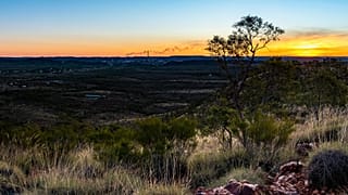 Queenslandnek ez a tartománya ritkán lakott, főleg bozótos vidék