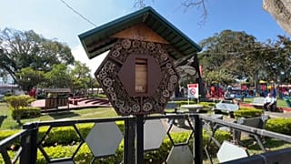 Un hotel de abejas en pal lado de un parque infantil. Abejas solitarias y sin aguijón en pleno centro de la localidad costaricense de San Ramón