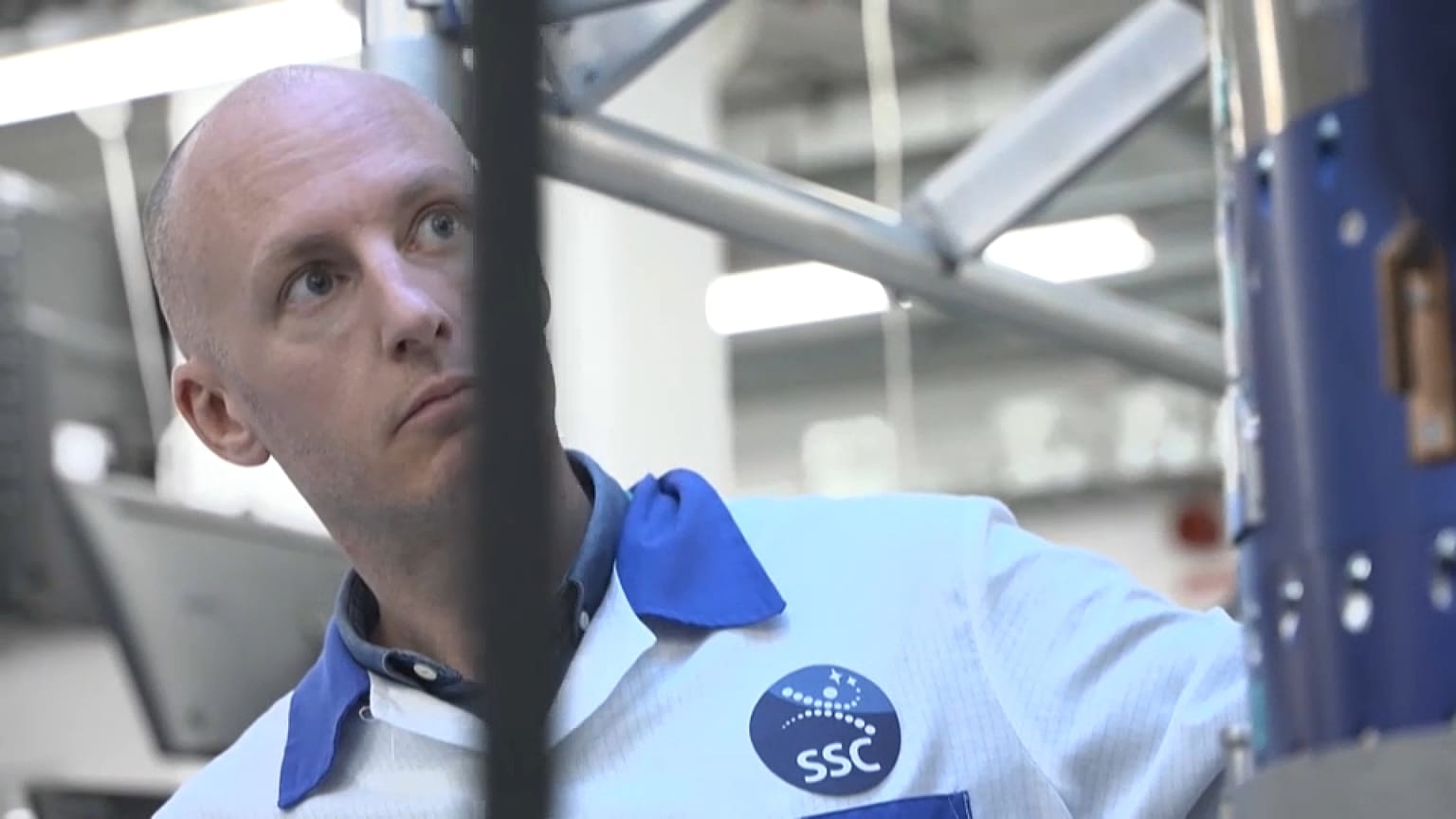 Ein Mitarbeiter des schwedischen Raumfahrtunternehmens SSC