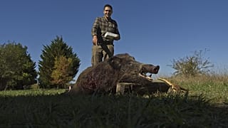 Symbolbild: Ein Jäger in Neuille-Pont-Pierre zeigt sich mit einem erlegten Wildschwein am 18. September 2022 - dem offiziellen Beginn der Jagdsaison in Frankeich.