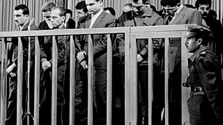 Mossad ajanı Eli Cohen (en solda) Suriye'de yargılanırken (arşiv)