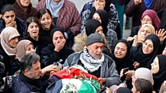 مشيعون فلسطينيون خلال جنازة جنى زكارنة التي قتلت برصاص الجيش الإسرائيلي في جنين، الضفة الغربية.
