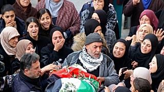 مشيعون فلسطينيون خلال جنازة جنى زكارنة التي قتلت برصاص الجيش الإسرائيلي في جنين، الضفة الغربية.