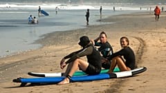 Endonezya'nın Bali Adası'nda bulunan Kuta Plajı kumsalında oturan yabancı turistler
