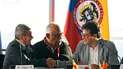 Kolombiya Ulusal Kurtuluş Ordusu (ELN) temsilcisi Pablo Beltran (sol) ve Kolombiya hükümeti adına Barış Yüksek Komiseri Ivan Danilo Rueda el sıkışırken