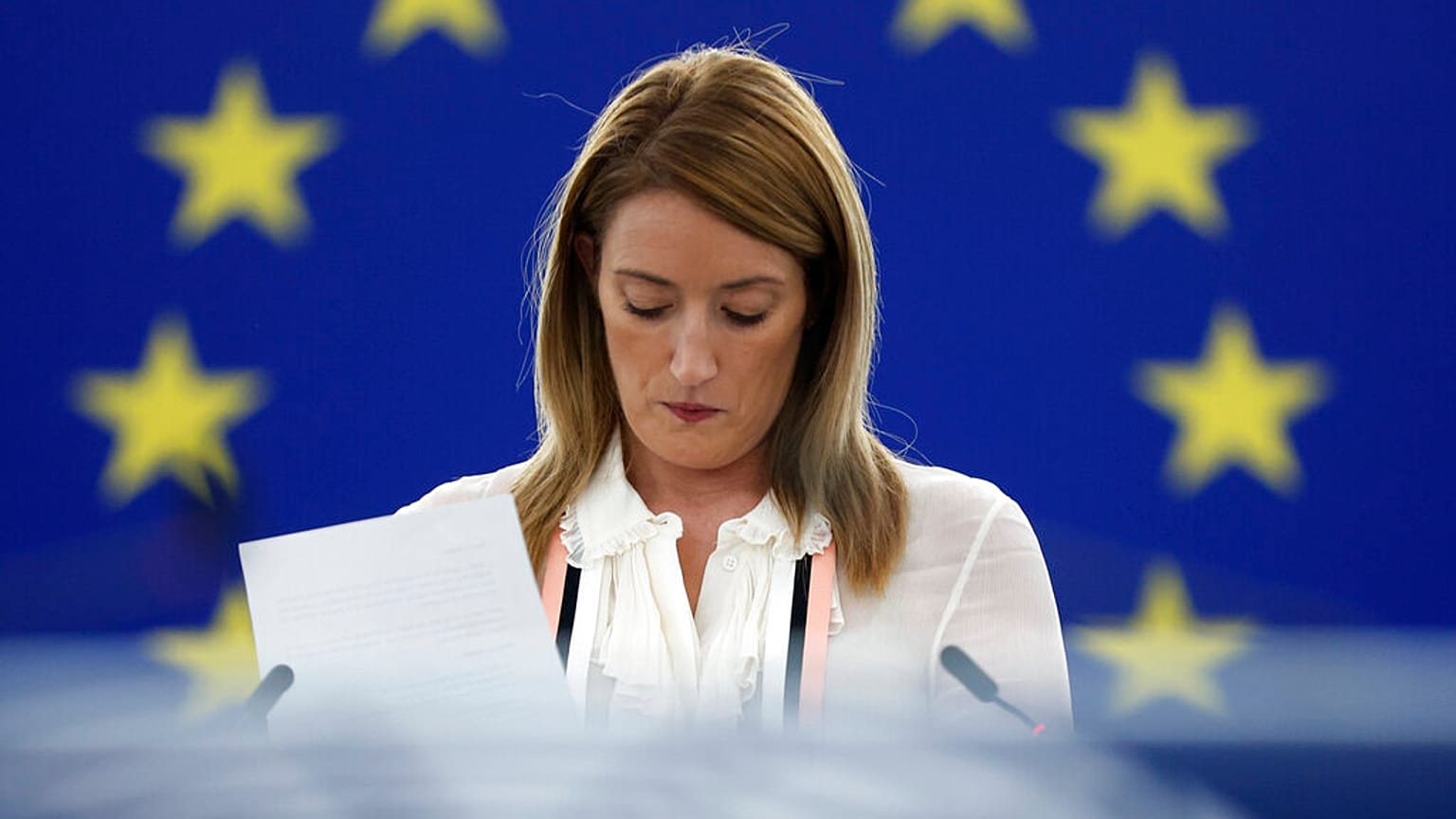 La Presidenta del Parlamento Europeo, Roberta Metsola, pronuncia su discurso y mira sus notas durante una sesión especial sobre los grupos de presión este 12 de diciembre