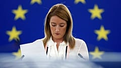 La Presidenta del Parlamento Europeo, Roberta Metsola, pronuncia su discurso y mira sus notas durante una sesión especial sobre los grupos de presión este 12 de diciembre