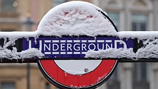 Указатель метро под снегом в Лондоне