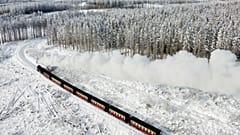 Gőzmozdony szeli át a tájat a Harz-hegységben, a németországi Wernigerode közelében 2022. december 12-én