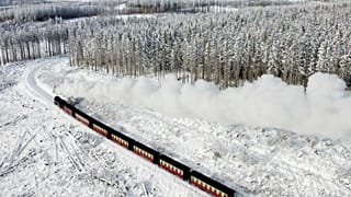 Gőzmozdony szeli át a tájat a Harz-hegységben, a németországi Wernigerode közelében 2022. december 12-én