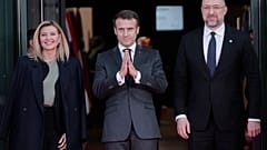 La primera dama ucraniana Olena Zelenska, el presidente francés Emmanuel Macron, y el primer ministro ucraniano Denys Shmyhal, antes de la conferencia de apoyo a Ucrania.
