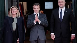 La primera dama ucraniana Olena Zelenska, el presidente francés Emmanuel Macron, y el primer ministro ucraniano Denys Shmyhal, antes de la conferencia de apoyo a Ucrania.