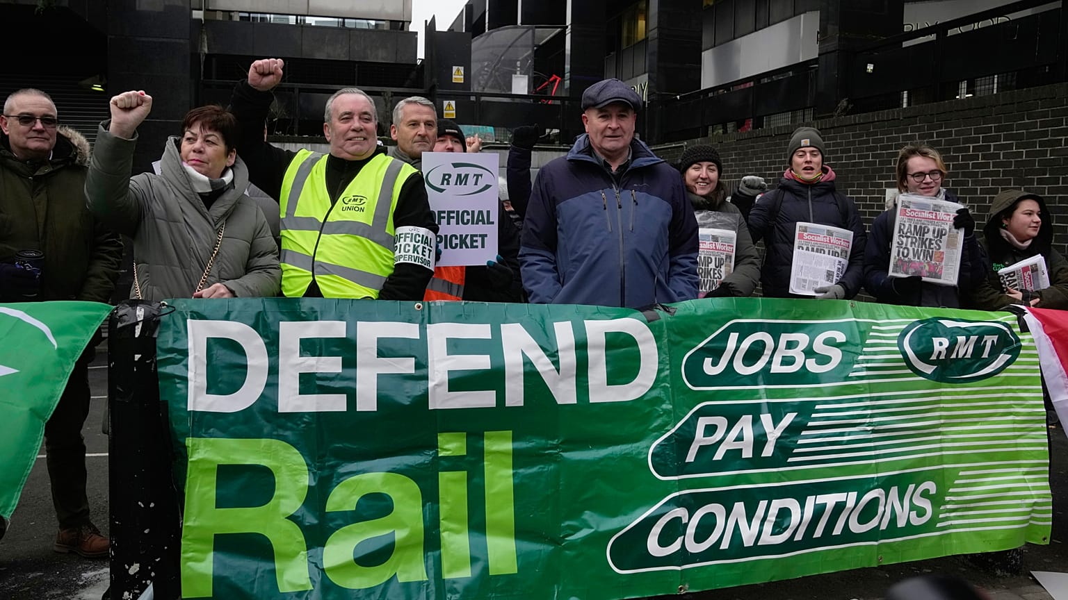 Los miembros del Sindicato Ferroviario, Marítimo y de Transporte (RMT) secundan 48 horas de paro -hoy y mañana miércoles- y después otra vez el viernes y sábado.
