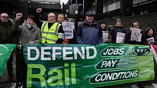 Los miembros del Sindicato Ferroviario, Marítimo y de Transporte (RMT) secundan 48 horas de paro -hoy y mañana miércoles- y después otra vez el viernes y sábado.