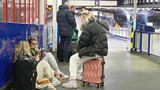 Utasok várakoznak egy brit pályaudvaron