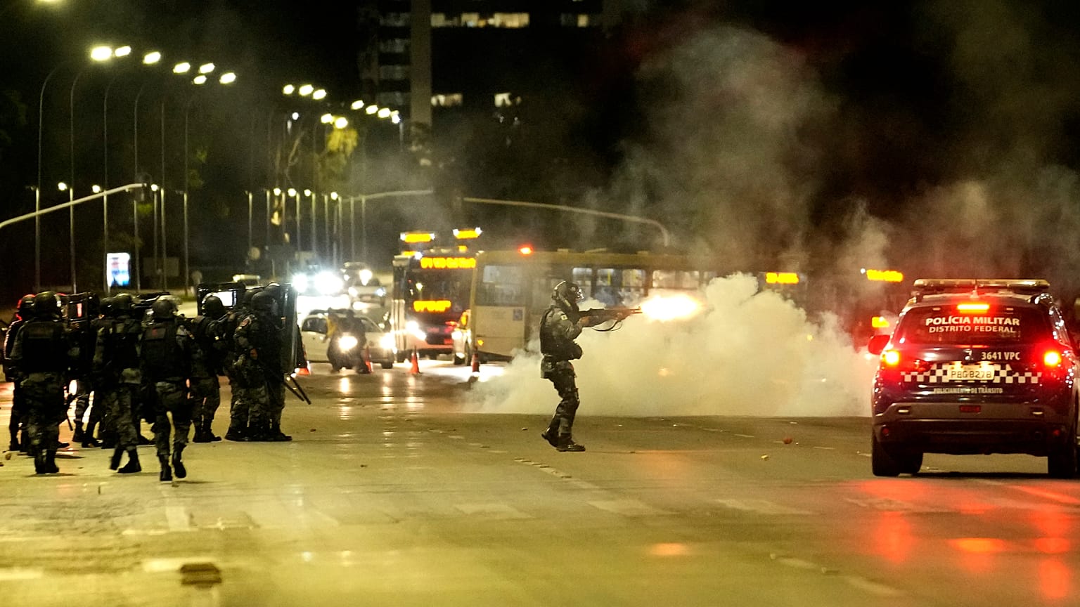 Polícia tenta reprimir atos de vandalismo por apoiantes de Bolsonaro