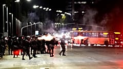 Υποστηρικτές του προέδρου της Βραζιλίας Jair Bolsonaro συγκρούονται με την αστυνομία βάζοντας φωτιά σε διάφορα οχήματα, 12/12/2022