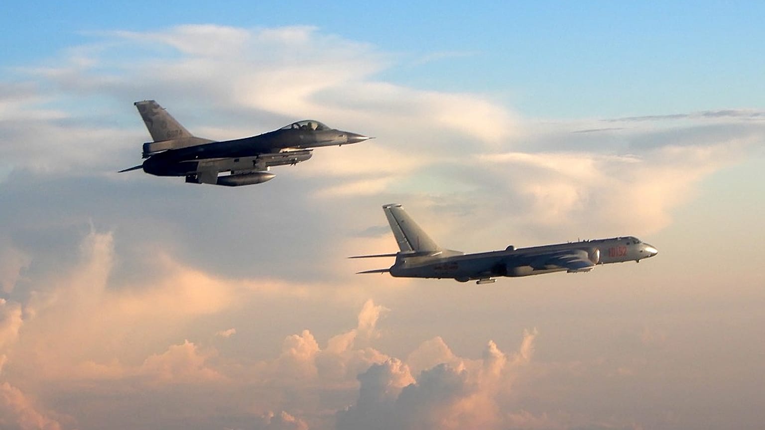 صورة التقطتها وزارة الدفاع التايوانية تُظهر مقاتلة تايوانية من طراز  F-16 (L) تراقب واحدة من قاذفتين صينيتين من طراز H-6 حلقت فوق قناة باشي جنوب تايوان ومضيق مياكو