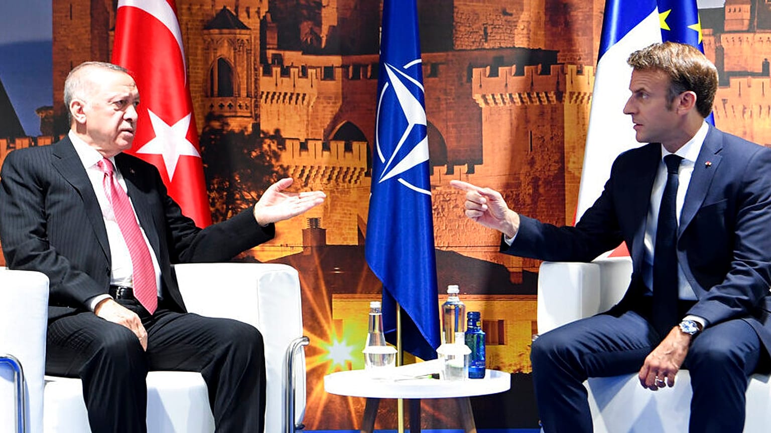 Macron ve Erdoğan 2022 NATO zirvesinde. 2019 toplantılarının ardından, Macron, Fransa'nın YPG ve PYD'yi terör örgütü olarak tanımayacağını ilan etmişti.