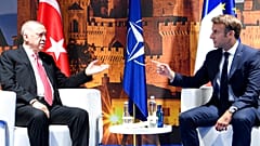 Macron ve Erdoğan 2022 NATO zirvesinde. 2019 toplantılarının ardından, Macron, Fransa'nın YPG ve PYD'yi terör örgütü olarak tanımayacağını ilan etmişti.