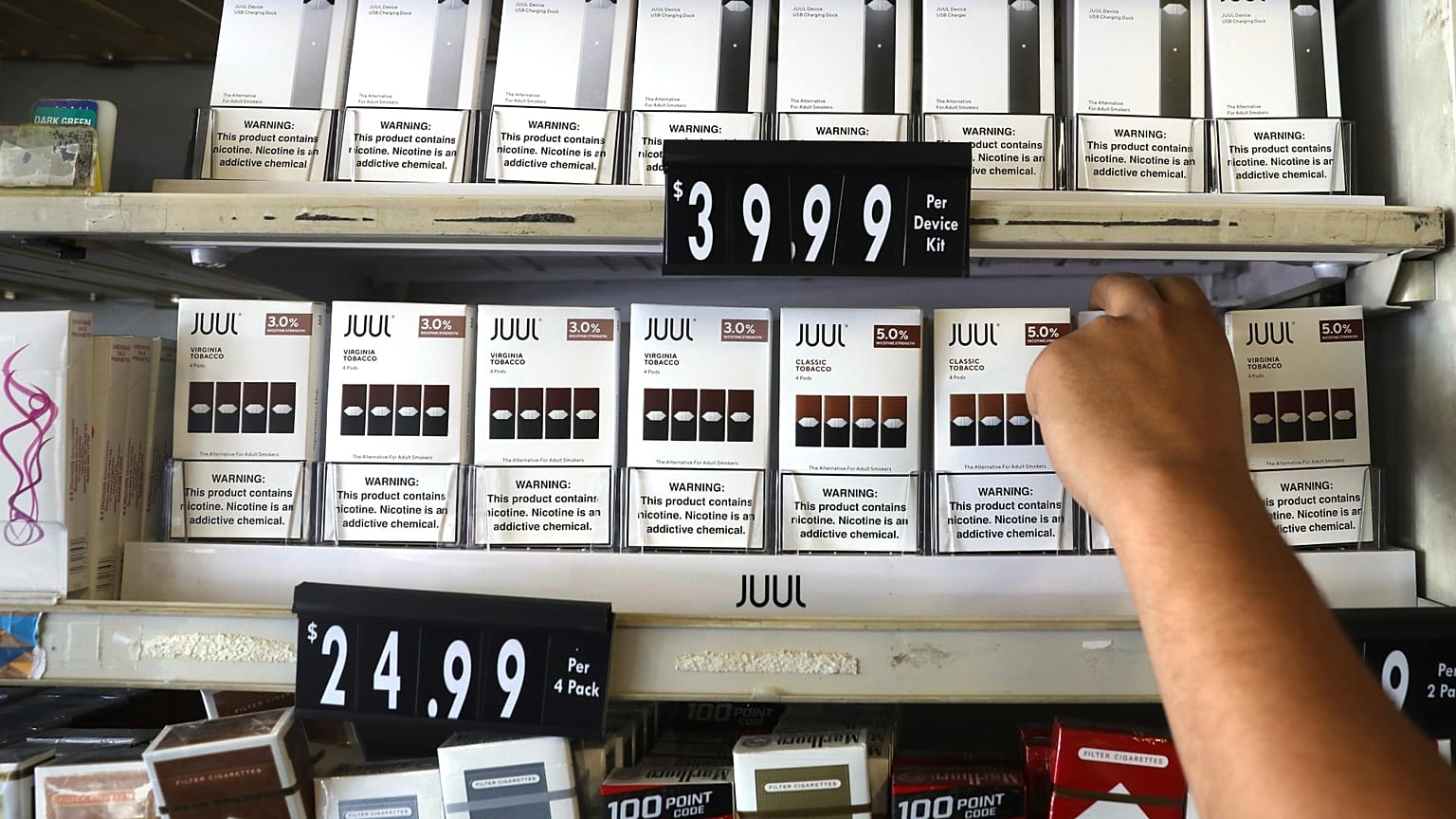داخل أحد متاجر السجائر في الولايات المتحدة 