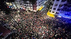 Fans in Rabat feiern den Sieg des marokkanischen Teams gegen Kanada am 1. Dezember 2022.