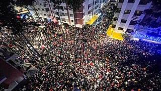 Fans in Rabat feiern den Sieg des marokkanischen Teams gegen Kanada am 1. Dezember 2022.
