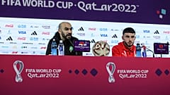 يحضر مدرب المنتخب المغربي وليد الركراكي (إلى اليسار) ولاعب الوسط إلياس، مؤتمرا صحفيا في الدوحة-  13 ديسمبر 2022 ، قبل يوم من مباراة نصف نهائي كأس العالم لكرة القدم  